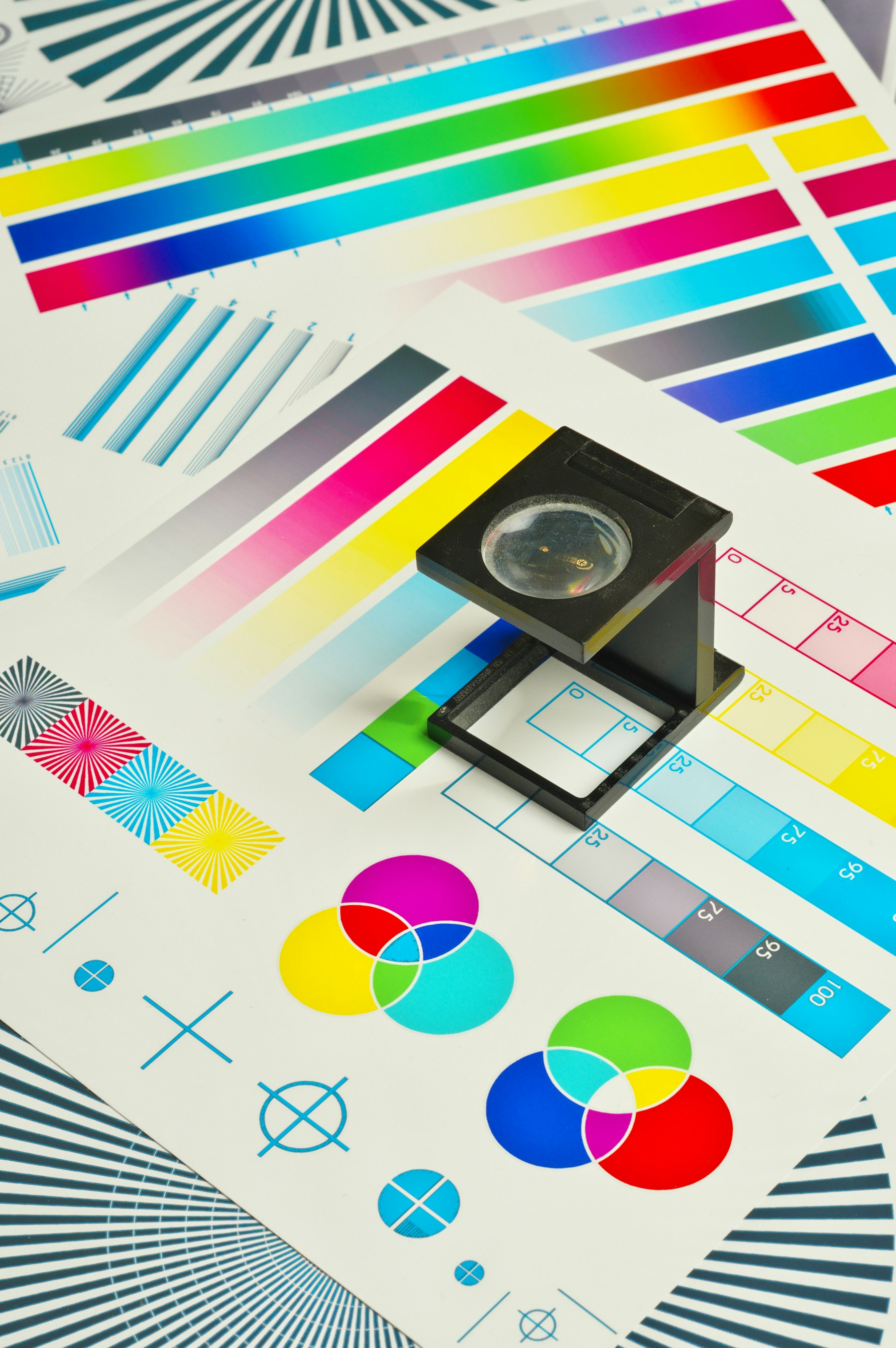 Colour proof sheet with registration marks and a loupe